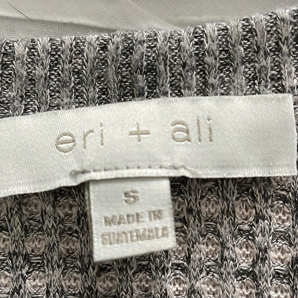 Beautiful v neck sweater.  Gray and white eri + Ali size small - Picture 3 of 4